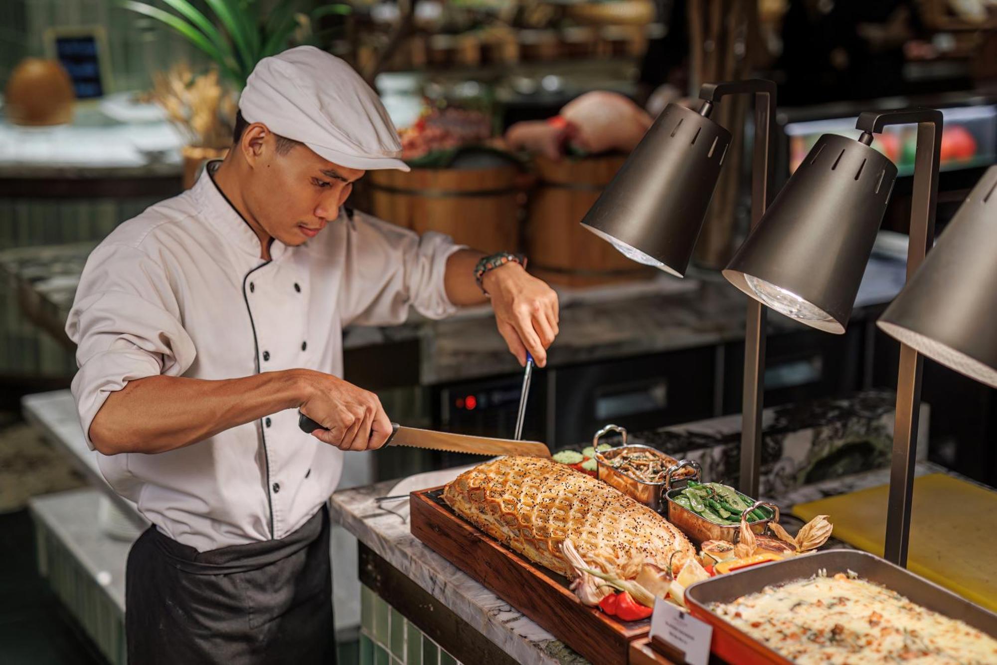 فندق ماي هاوس سايجون مدينة هوشي منه المظهر الخارجي الصورة A chef carving a roast