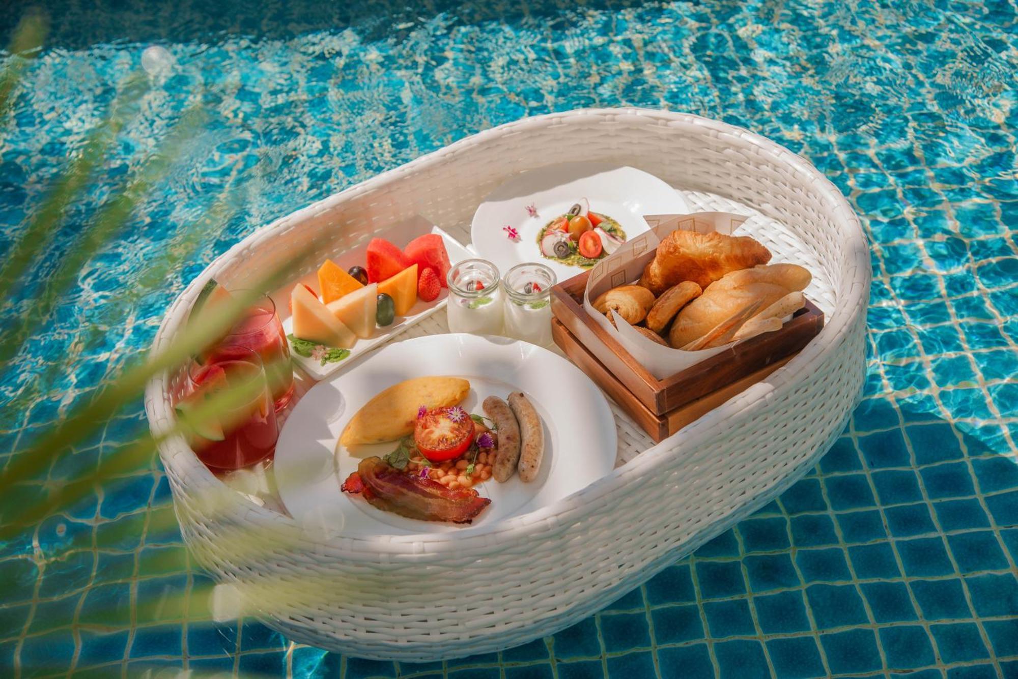 فندق ماي هاوس سايجون مدينة هوشي منه المظهر الخارجي الصورة A floating breakfast at a resort in Bali, Indonesia