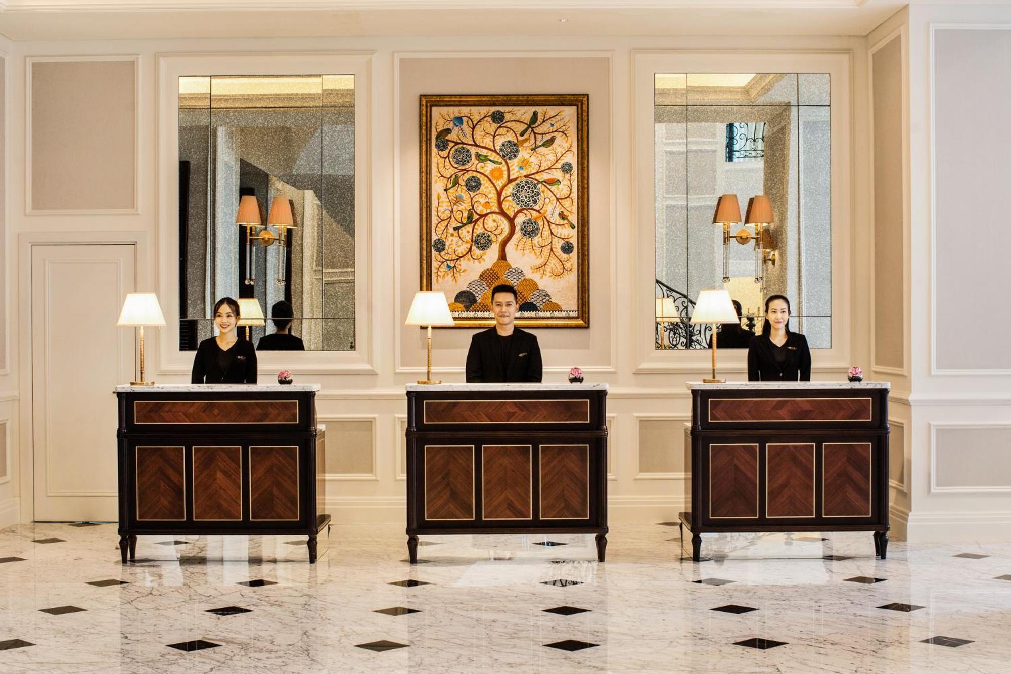 فندق ماي هاوس سايجون مدينة هوشي منه المظهر الخارجي الصورة Concierge desks at the Four Seasons Hotel, London